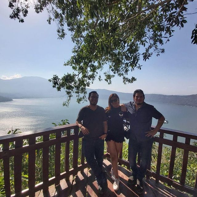 Photo by Gabriela Grande Cóbar on April 04, 2021. May be an image of one or more people, people standing, lake and tree.